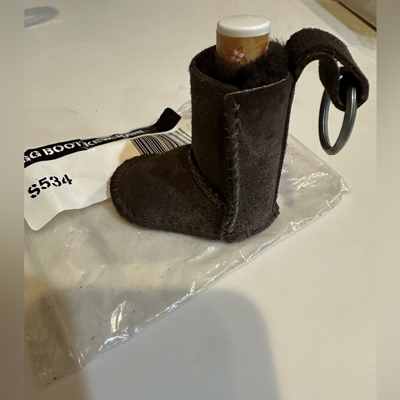 VTG NEW UGG KEYCHAIN WITH ORIGINAL SEALED CHAPSTICK BROWN SHEARLING LAMB SKIN 3” - Picture 9 of 14